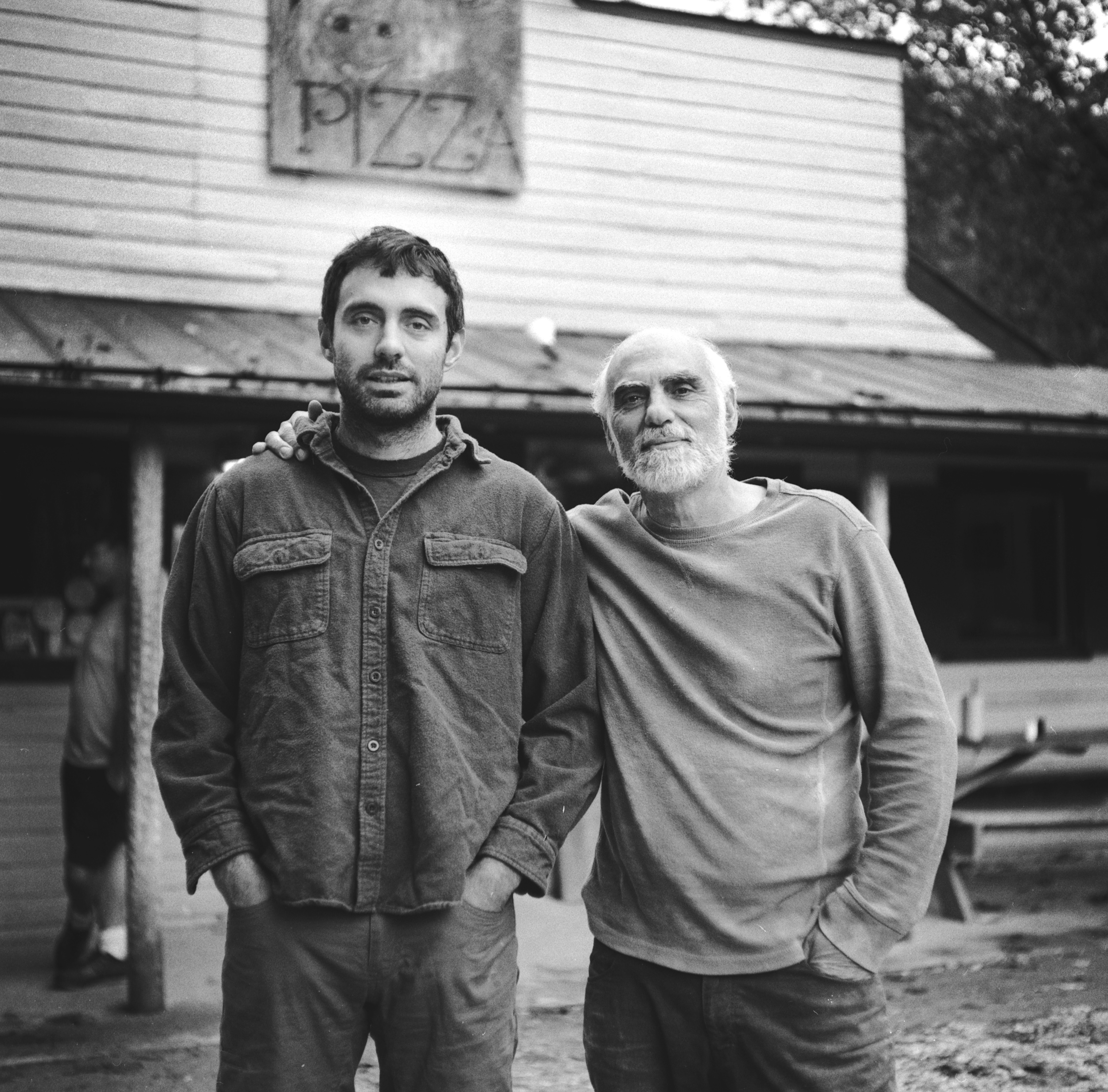 Dario e Miguel à porta da Miguel’s Pizza - Red River Gorge 2016