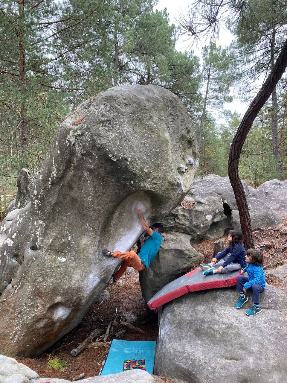 Joao Evora a escalar um bloco outdoor